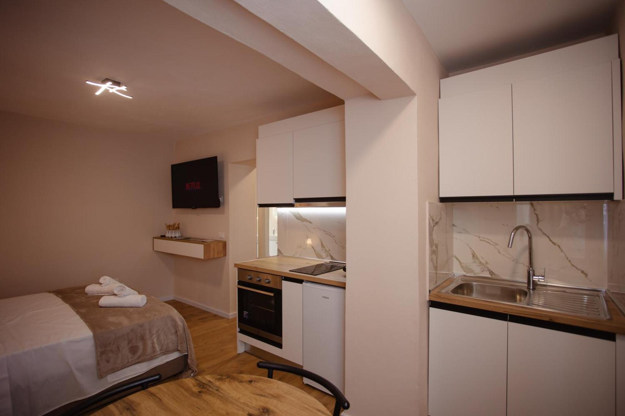 City Center Studio Apartments Shkodër Exteriör bild